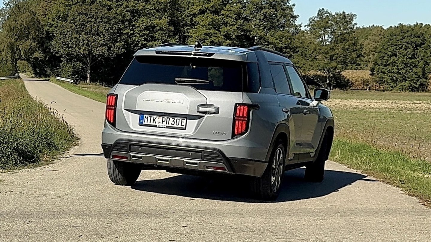 Ein Sportwagen ist das Elektro-SUV nicht. Auf der Langstrecke passt der Fahrkomfort sehr gut.