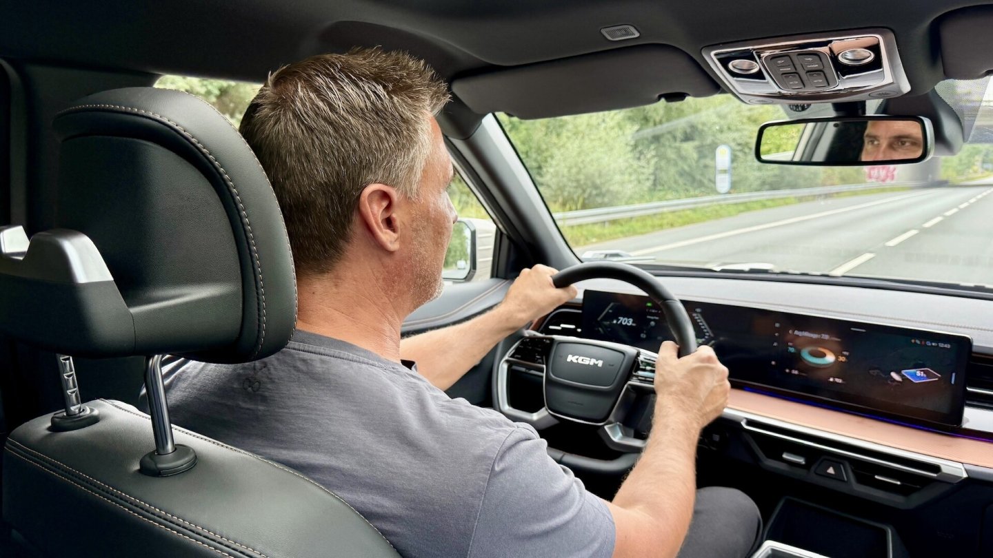 Der Hybrid ist meist im seriellen Modus unterwegs, in dem der Benzinmotor als Energieerzeuger arbeitet. Der Hybrid ist meist im seriellen Modus unterwegs, in dem der Benzinmotor als Energieerzeuger arbeitet.