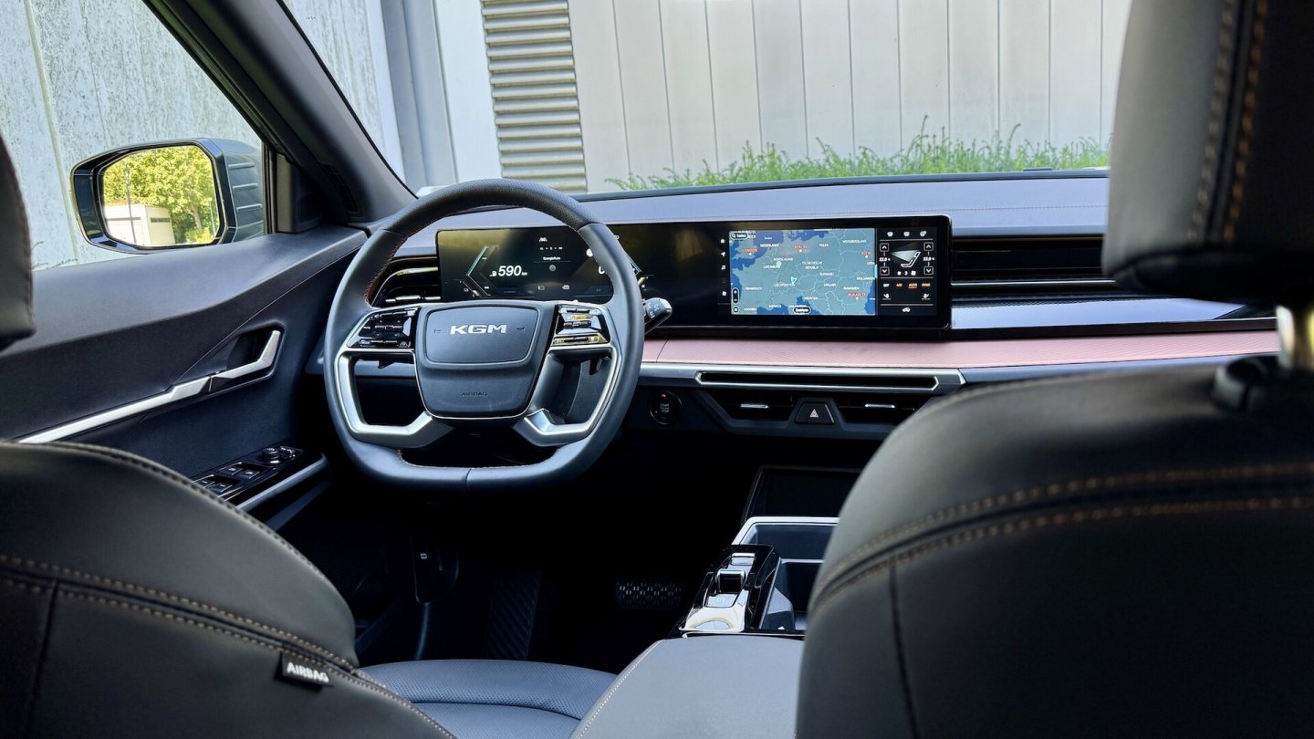 Ein Navigationssystem mit TomTom-Kartenmaterial fährt in jedem Torres serienmäßig mit. Ein Navigationssystem mit TomTom-Kartenmaterial fährt in jedem Torres serienmäßig mit.