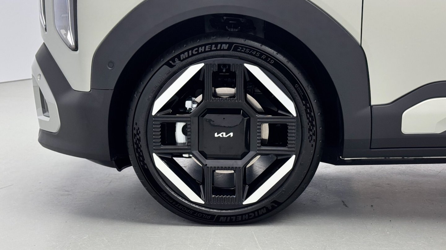 Der Kia EV2 GT-Line rollt auf 19-Zoll-Felgen.