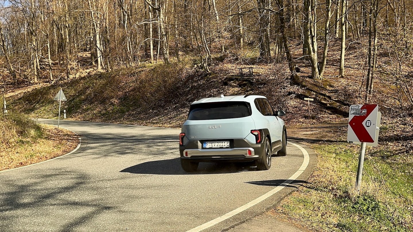 Kleinwagen und Kurven - beides passt beim Kia EV2 gut zusammen.