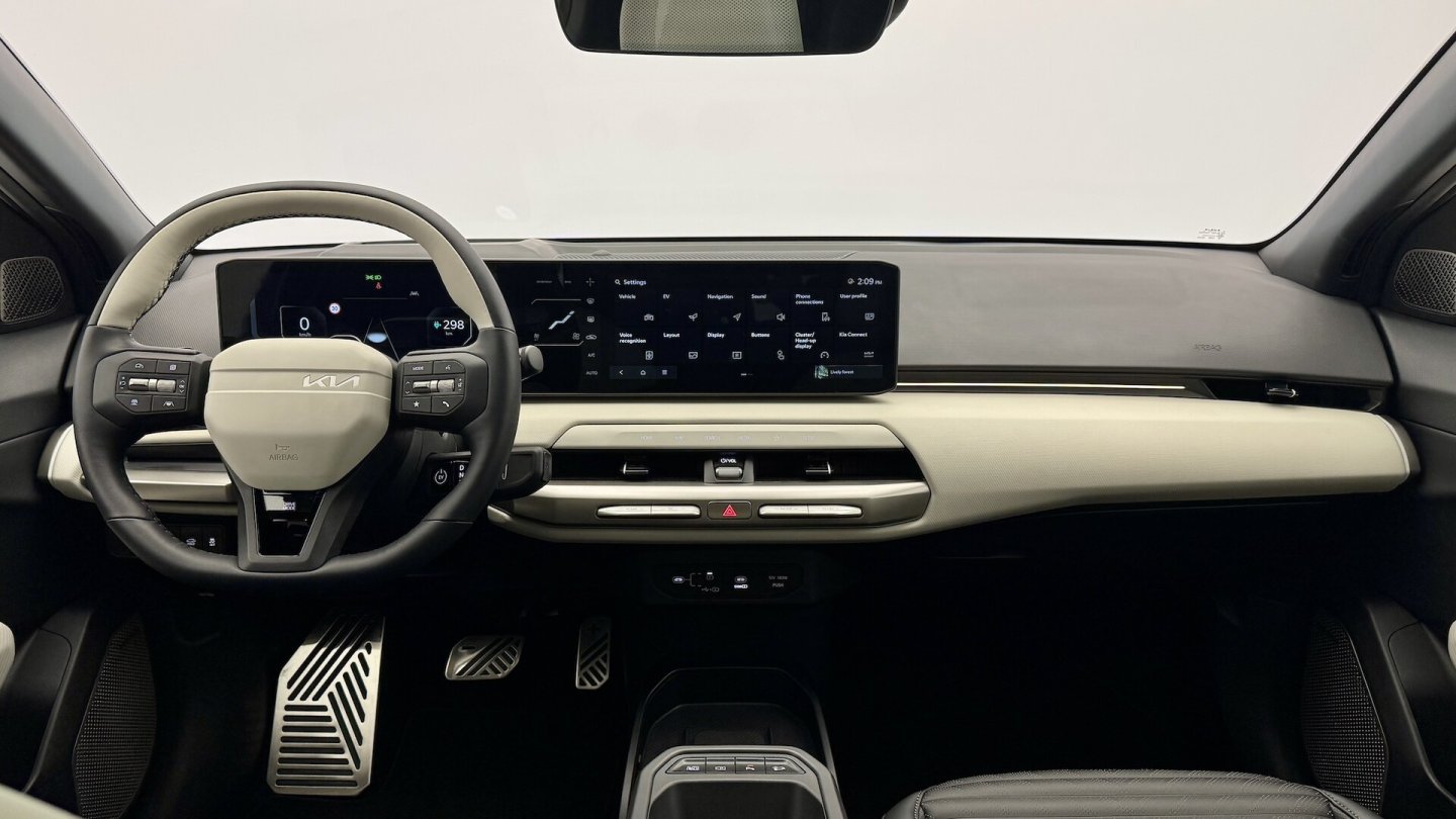 Bekannte Kia-Cockpit-Architektur im EV4. Schön: Auf Klavierlack wird verzichtet.