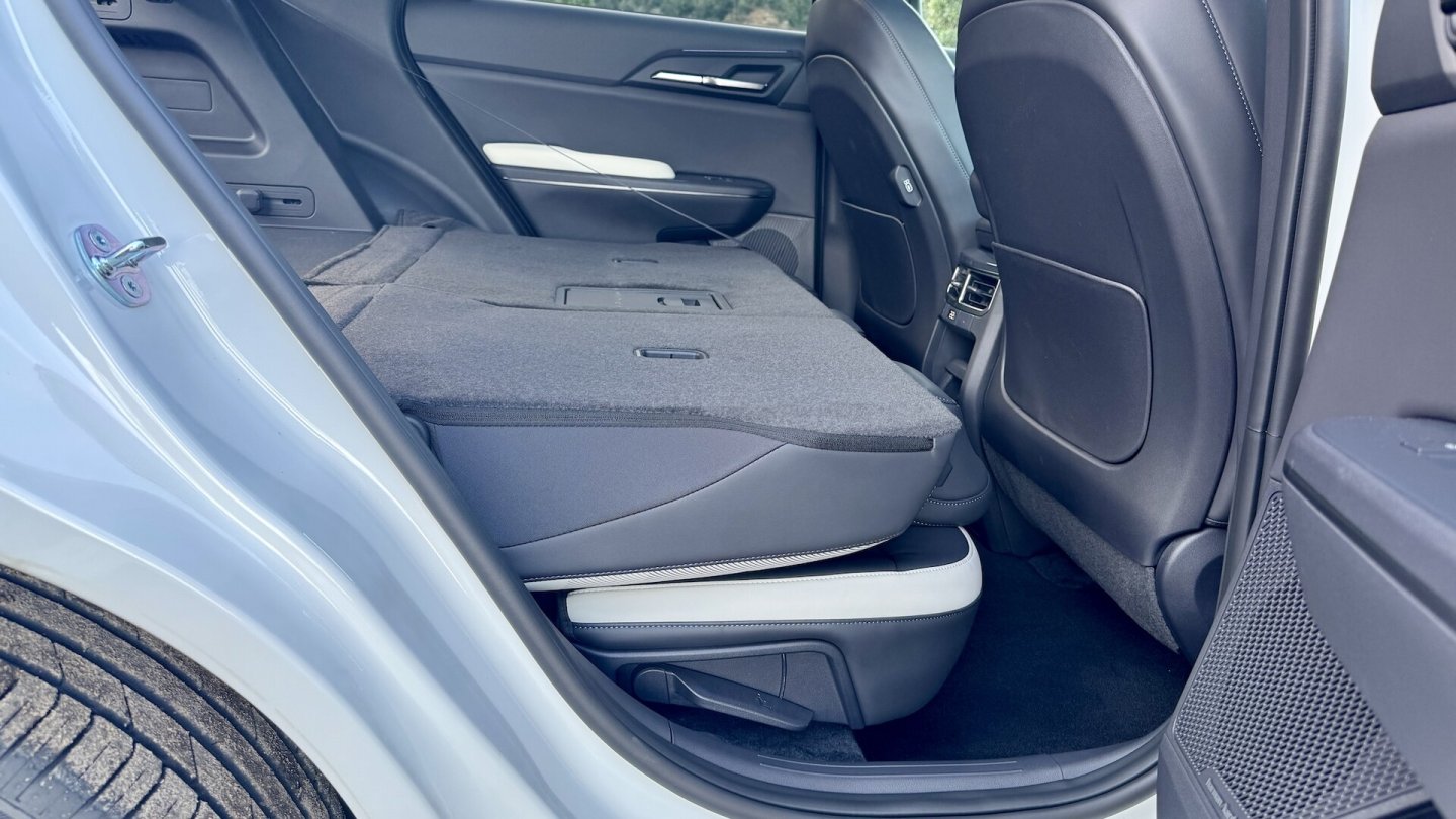 Beim Vorklappen der Fond-Lehne senkt sich die Sitzfläche ab, es entsteht ein ebener Ladeboden.