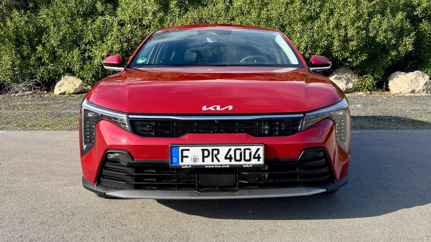 Die LED-Lichtspangen umschließen beim Kia K4 den vorderen Lufteinlass.