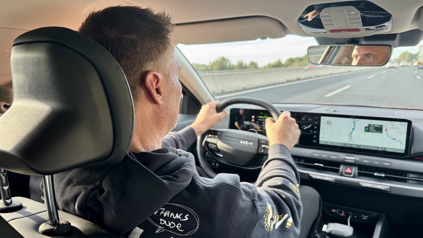 Auf der tempolimitierten spanischen Autobahn sammelt der K4, unterstützt von der Fahrassistenz, effizient Kilometer.