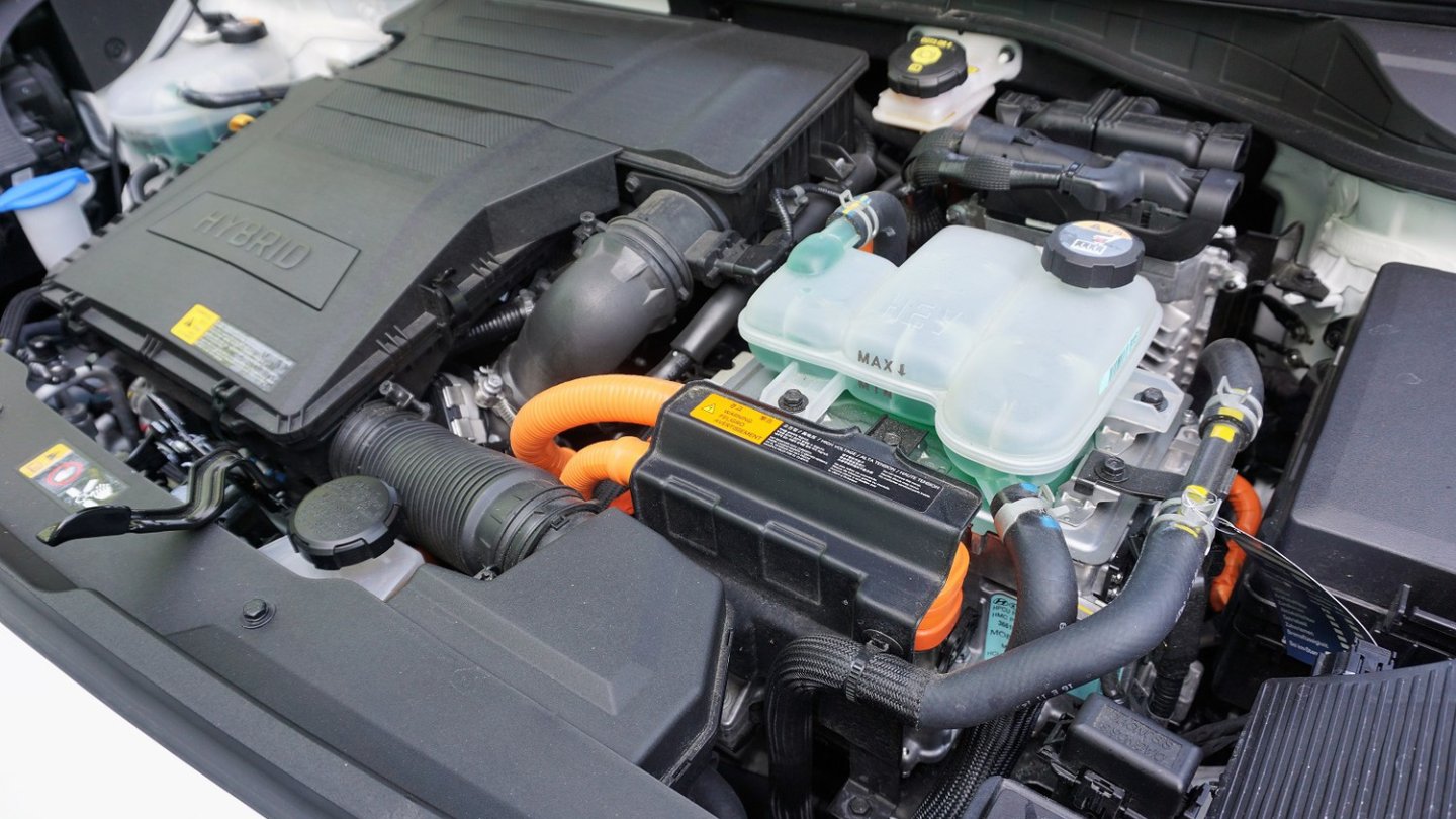 Unter der Haube stecken der 1,6 Liter Benziner und das Hybridsystem. Unter der Haube stecken der 1,6 Liter Benziner und das Hybridsystem.