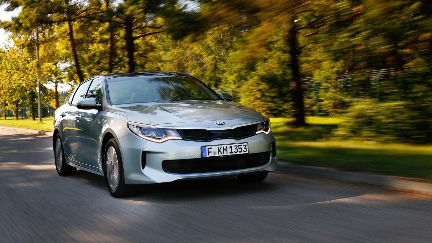 Zur Föderung der entspannten Gangart: Der Kia Optima Plug-in Hybrid will keine Bäume ausreissen, er will sie schützen. Zur Föderung der entspannten Gangart: Der Kia Optima Plug-in Hybrid will keine Bäume ausreissen, er will sie schützen.