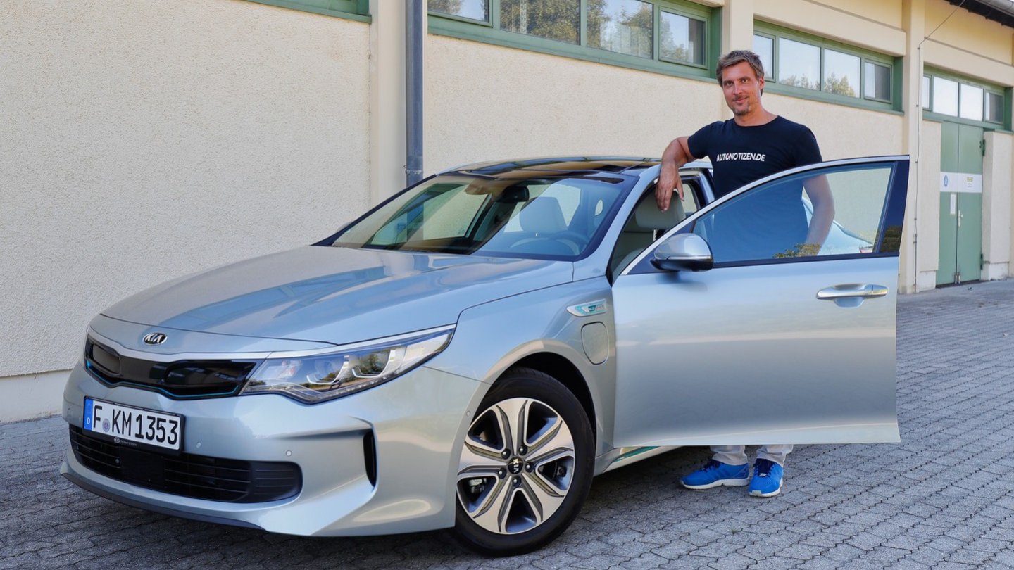 Der Probefahrer in Warteposition. Auf die Kombination aus Plug-in Hybrid und Laderaum im Sportswagon. Der Probefahrer in Warteposition. Auf die Kombination aus Plug-in Hybrid und Laderaum im Sportswagon.