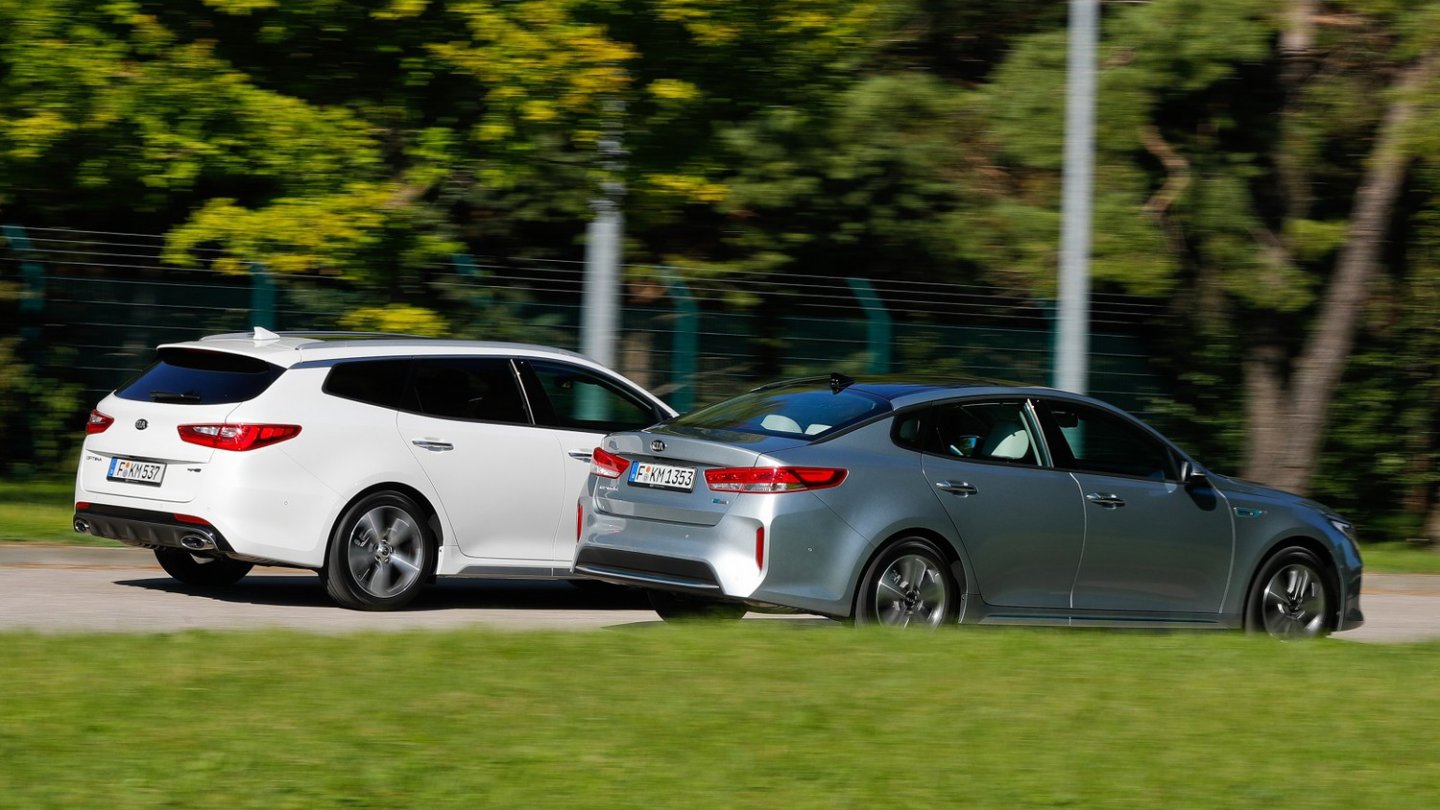 Getrennt konnten sie auf Testfahrt gehen: Der Kia Optima Sportswagon und der Plug-in Hybrid. Das wächst Mitte 2017 zusammen. Getrennt konnten sie auf Testfahrt gehen: Der Kia Optima Sportswagon und der Plug-in Hybrid. Das wächst Mitte 2017 zusammen.