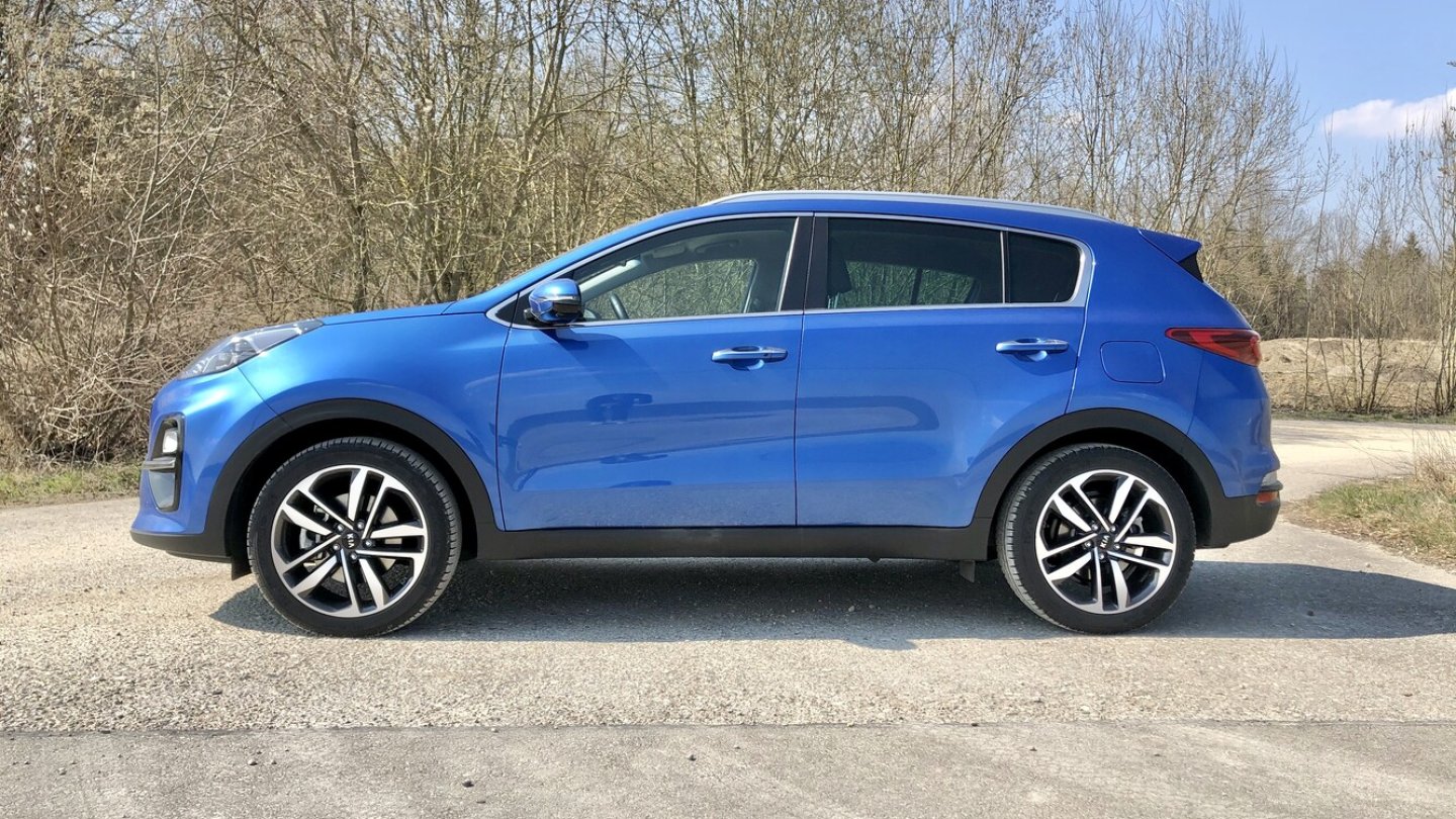 Das kompakte SUV ist 4,49 lang, der Testwagen steht auf 19-Zoll-Felgen.