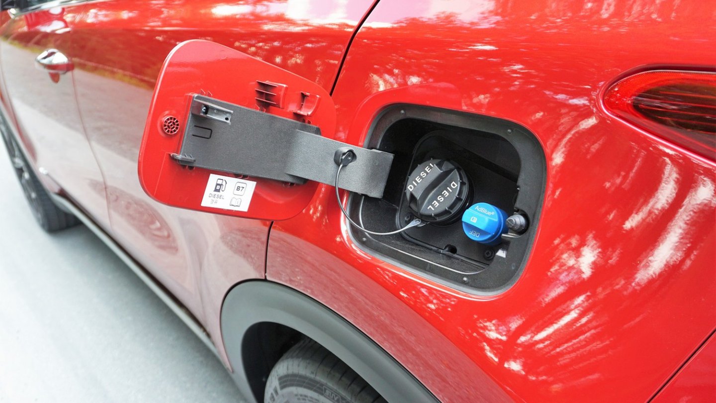 Der AdBlue-Einfüllstutzen liegt beim Diesel unter der Tankklappe. Der AdBlue-Einfüllstutzen liegt beim Diesel unter der Tankklappe.