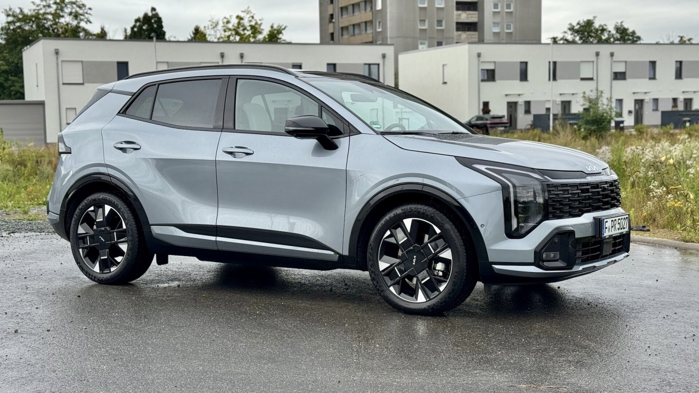 Der Kia Sportage wird parallel zum EV5 weiter angeboten, gerade eben bekam er ein Facelift.