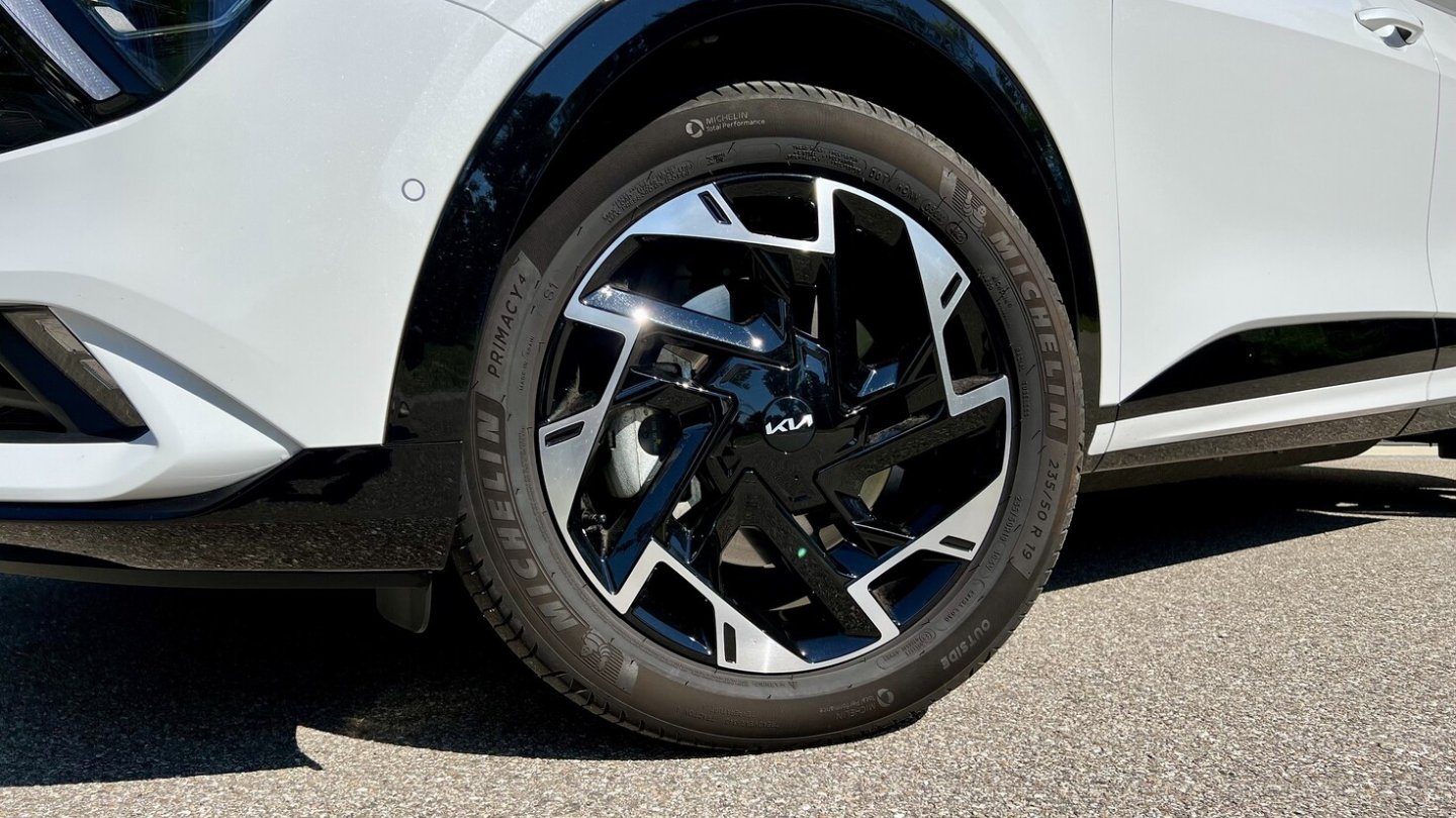 Das Fahrwerk der GT-Line hat elektronisch geregelte Stoßdämpfer. Das Fahrwerk der GT-Line hat elektronisch geregelte Stoßdämpfer.