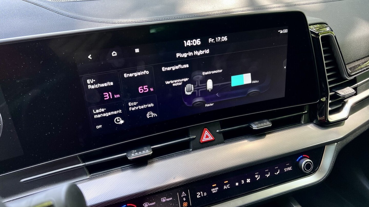 Energiefluss und Lademanagement werden auf dem Infotainment-Display angezeigt. Energiefluss und Lademanagement werden auf dem Infotainment-Display angezeigt.