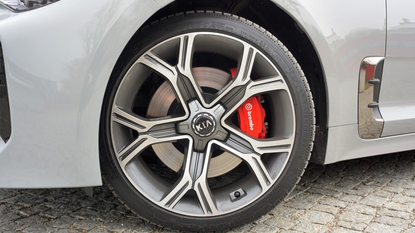 Der Kia Stinger GT 3.3 T-GDI verzögert mit einer Brembo-Bremsanlage. Der Kia Stinger GT 3.3 T-GDI verzögert mit einer Brembo-Bremsanlage.