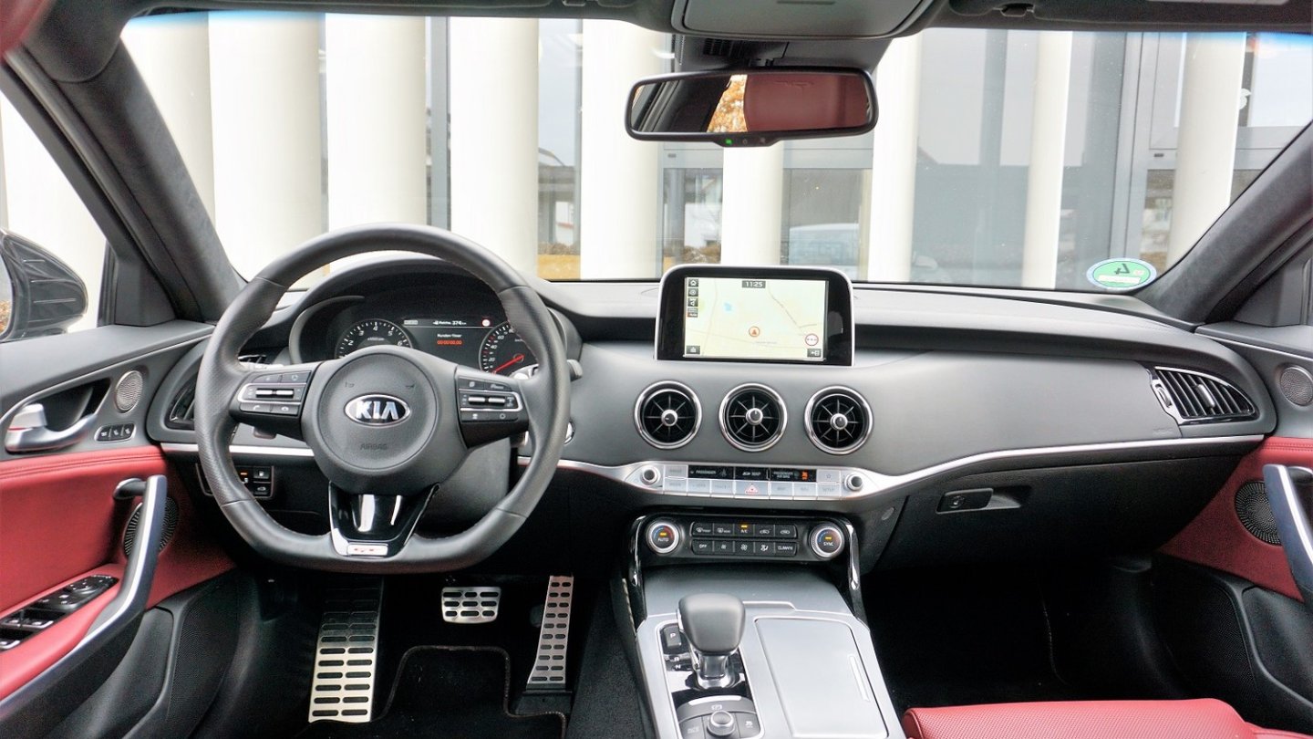 Auch innen überzeugt das Design des Stinger. Nur der Touchscreen ist schlecht erreichbar. Auch innen überzeugt das Design des Stinger. Nur der Touchscreen ist schlecht erreichbar.