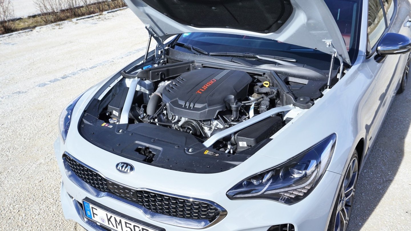 Streben für einen stabilen Vorderwagen, dahinter der V6. Streben für einen stabilen Vorderwagen, dahinter der V6.