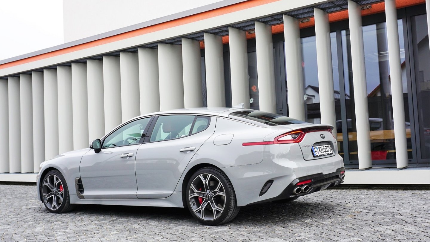 Das Ceramicsilber Metallic steht dem Kia Stinger ausgezeichnet. Das Ceramicsilber Metallic steht dem Kia Stinger ausgezeichnet.
