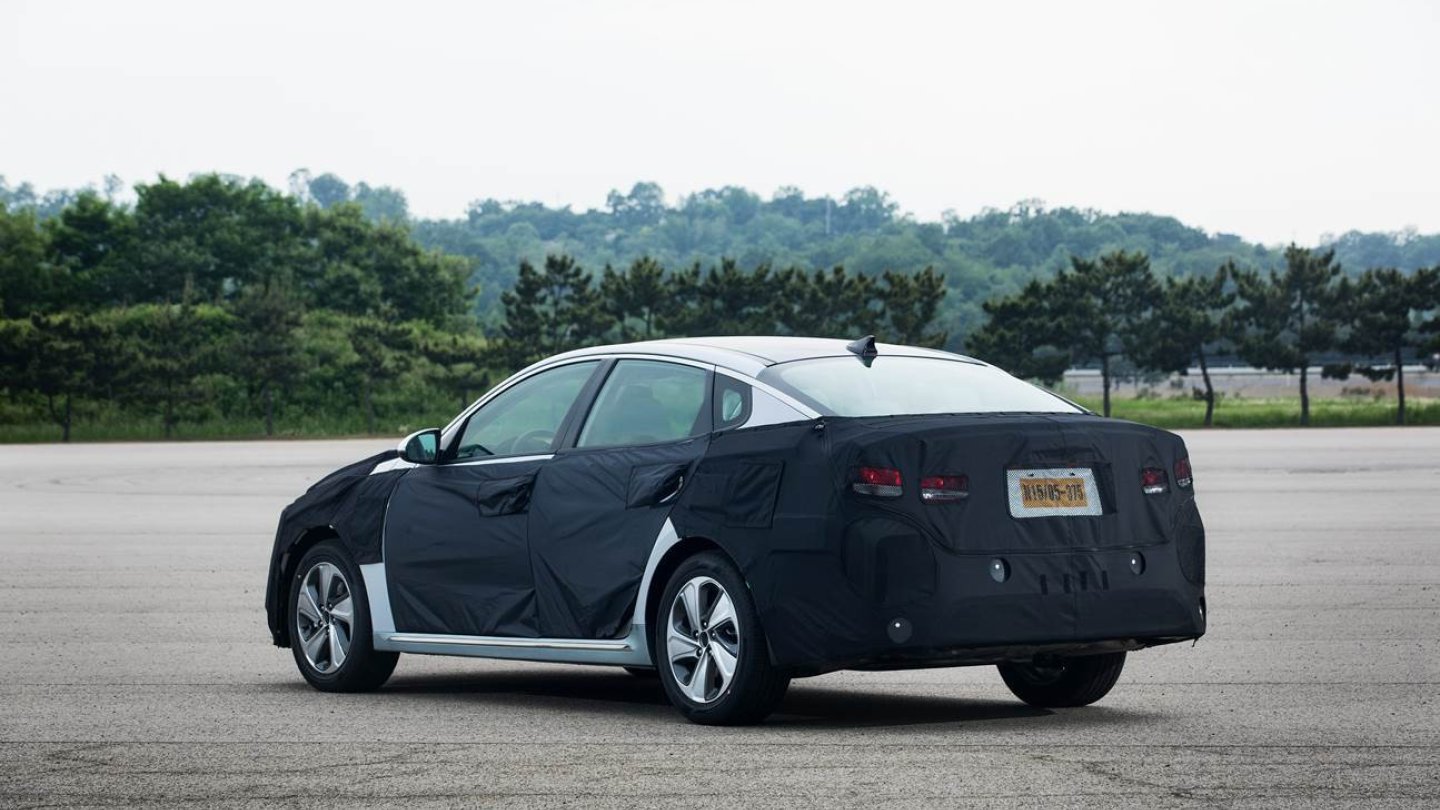 Ein bisschen Show muss sein: Obwohl der Optima bekannt ist, zeigt sich der PHEV noch getarnt Ein bisschen Show muss sein: Obwohl der Optima bekannt ist, zeigt sich der PHEV noch getarnt