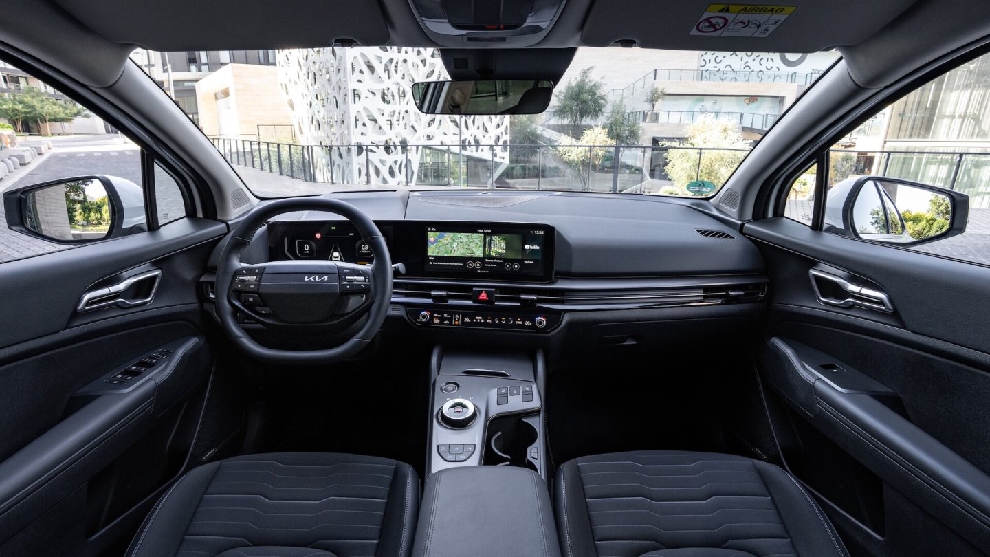 Das Cockpit wurde umgestaltet, die Display-Landschaft ist bekannt.