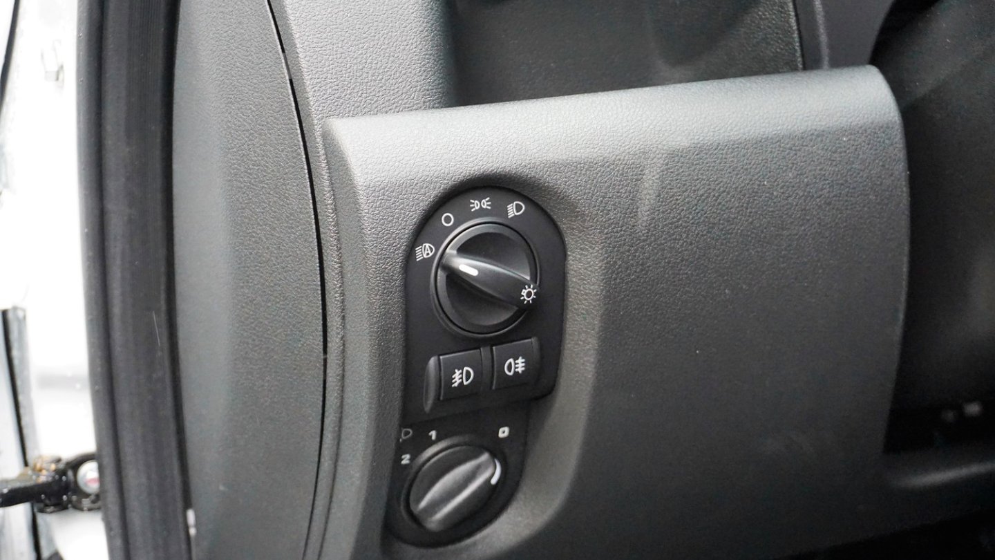 Willkommen in der Jetztzeit: Der Lada Granta hat sogar einen Lichtsensor für die Halogenscheinwerfer. Willkommen in der Jetztzeit: Der Lada Granta hat sogar einen Lichtsensor für die Halogenscheinwerfer.