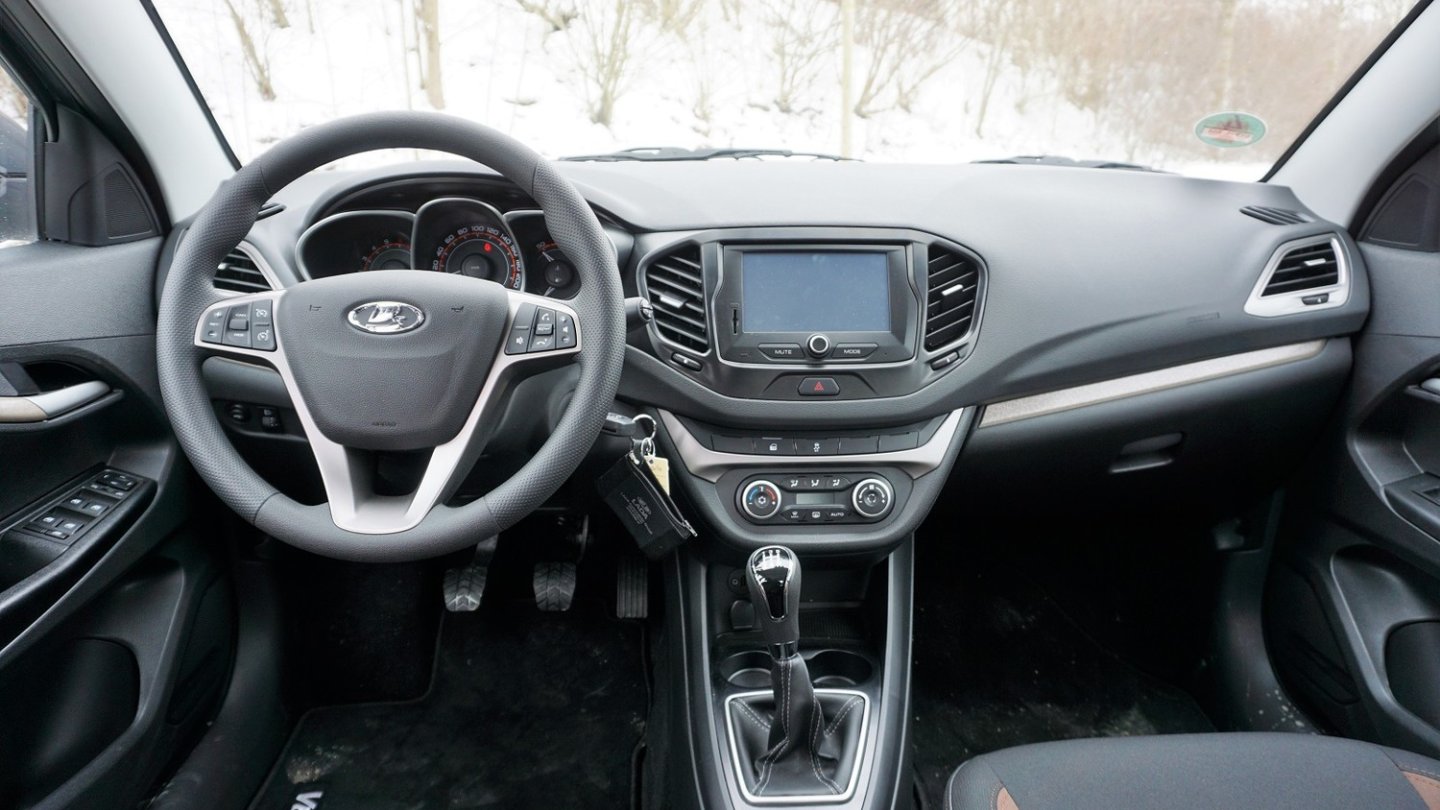 Der Lada Vesta Luxus bietet sogar ein Aftermarket-Infotainment mit sieben Zoll Bildschirm. Der Lada Vesta Luxus bietet sogar ein Aftermarket-Infotainment mit sieben Zoll Bildschirm.