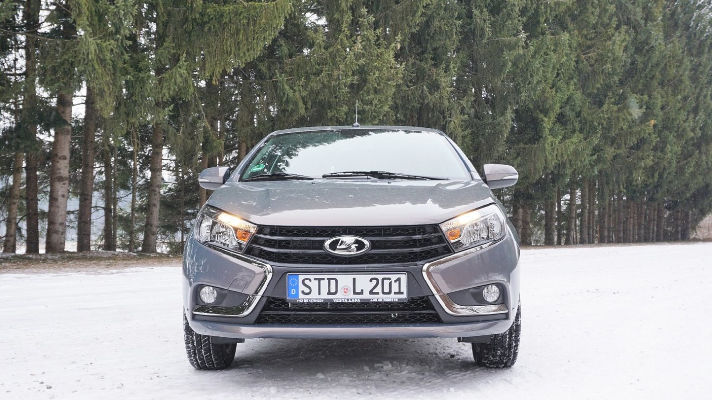 Die Front des Lada Vesta trägt das neue Lada-Design und damit durchaus eigenständige Züge. Die Front des Lada Vesta trägt das neue Lada-Design und damit durchaus eigenständige Züge.