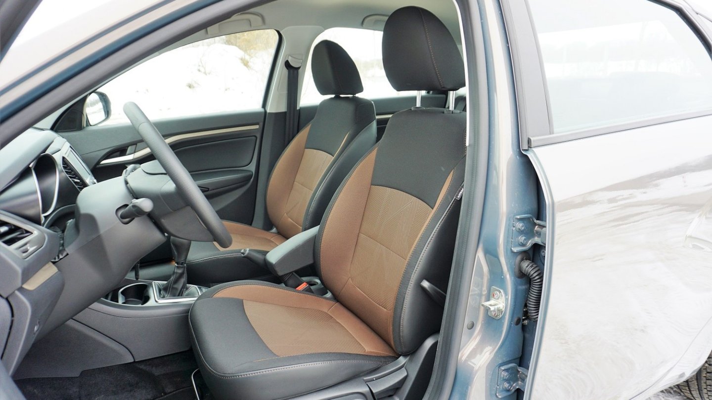 Weiche Sitze und viel Platz für Fahrer und Beifahrer. Weiche Sitze und viel Platz für Fahrer und Beifahrer.
