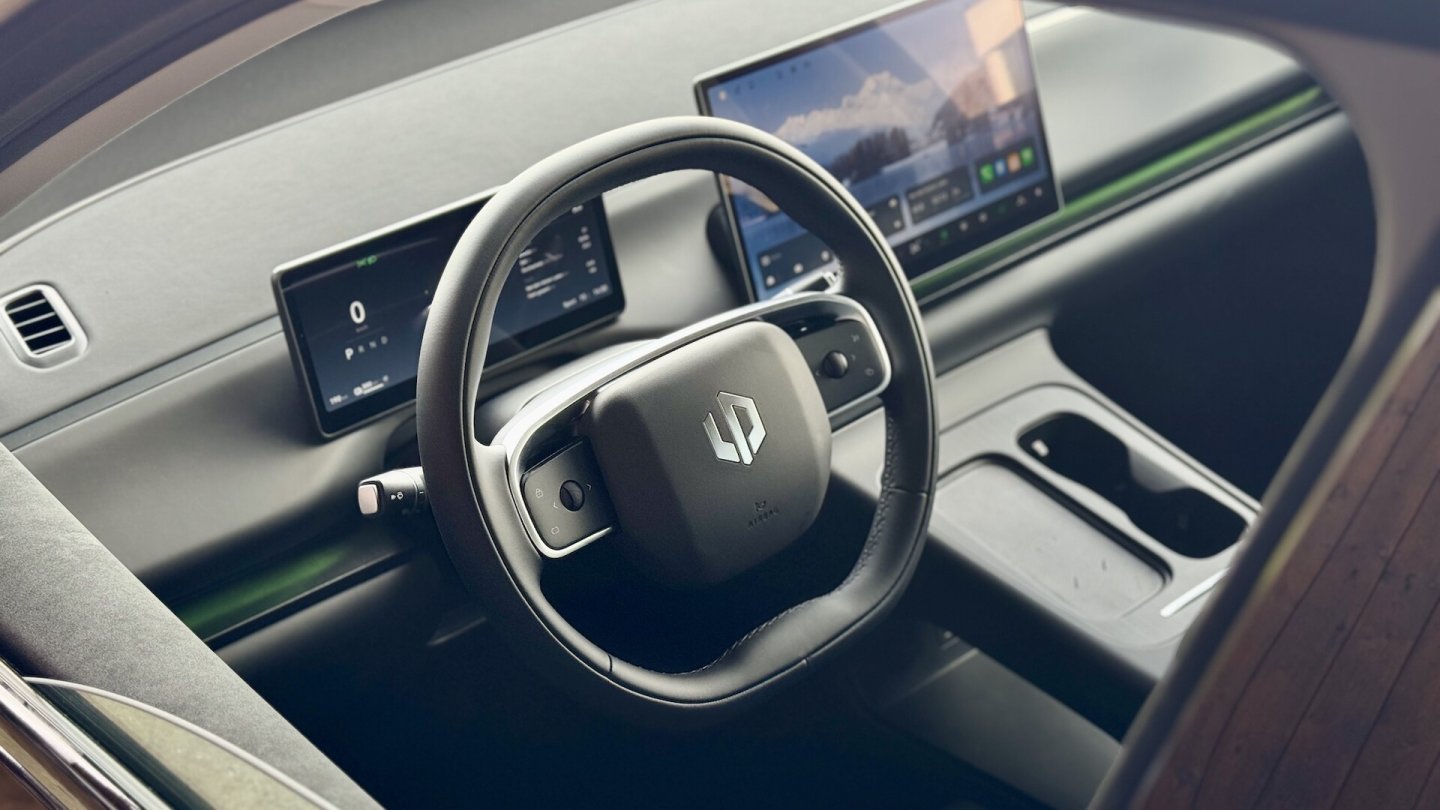 Das Lenkrad lässt sich in Höhe und Weite auf langen Wegen einstellen. Das Lenkrad lässt sich in Höhe und Weite auf langen Wegen einstellen.