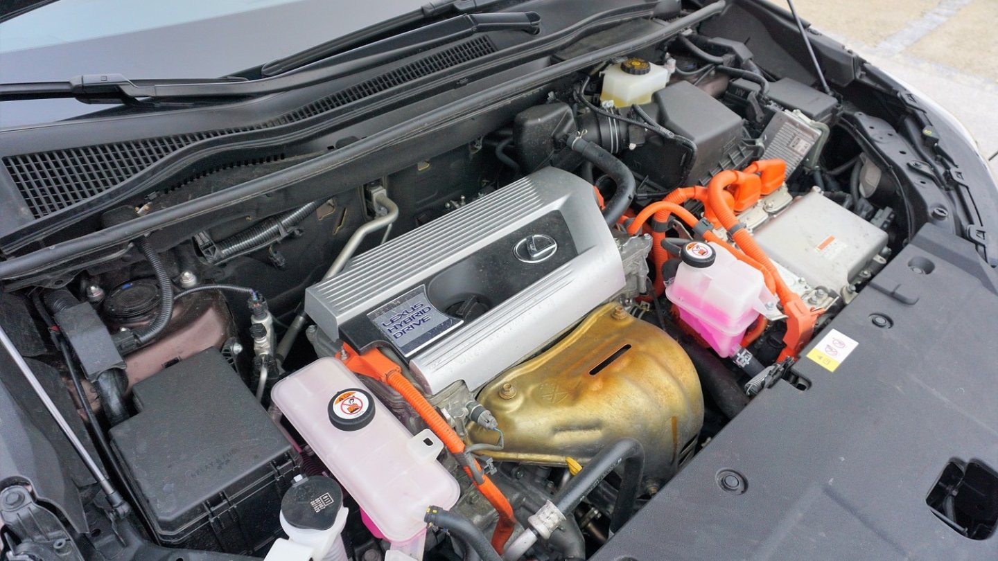 Ein Blick auf den 2,5 Liter Saugbenziner und die Hybridtechnik unter der Motorhaube. Ein Blick auf den 2,5 Liter Saugbenziner und die Hybridtechnik unter der Motorhaube.