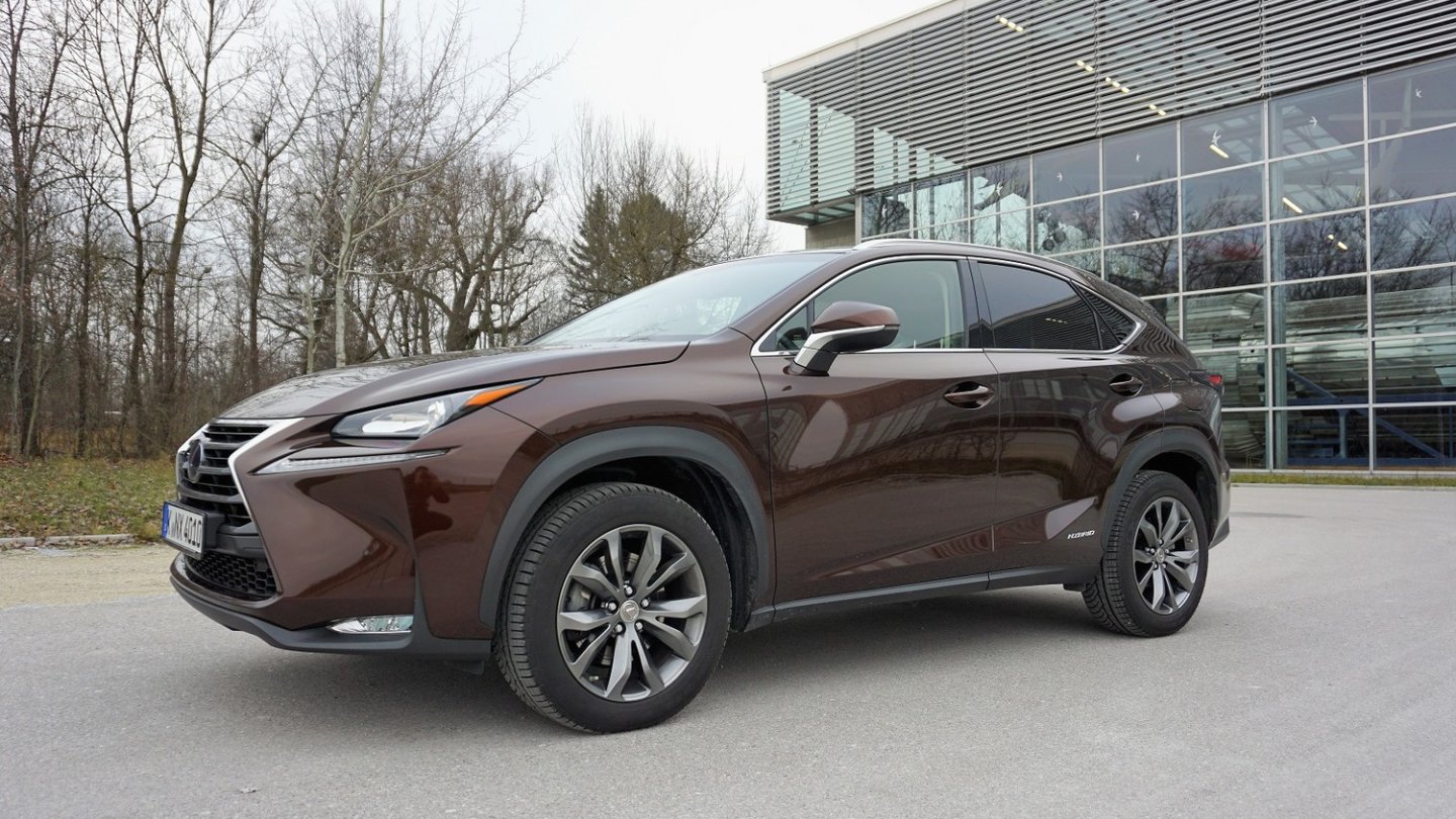 Die spitze Front trägt den Lexus-typischen Riesengrill. Die spitze Front trägt den Lexus-typischen Riesengrill.