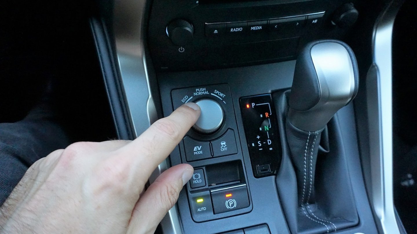 Der Sportmodus ist da. Mehr aber auch nicht, denn man fährt den NX300h lieber entspannt. Der Sportmodus ist da. Mehr aber auch nicht, denn man fährt den NX300h lieber entspannt.