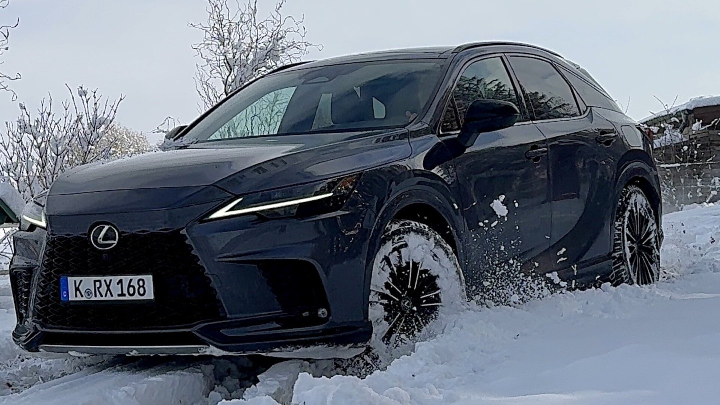 Dank elektrischem Allradantrieb kommt der Lexus RX500h auch im Schnee voran.