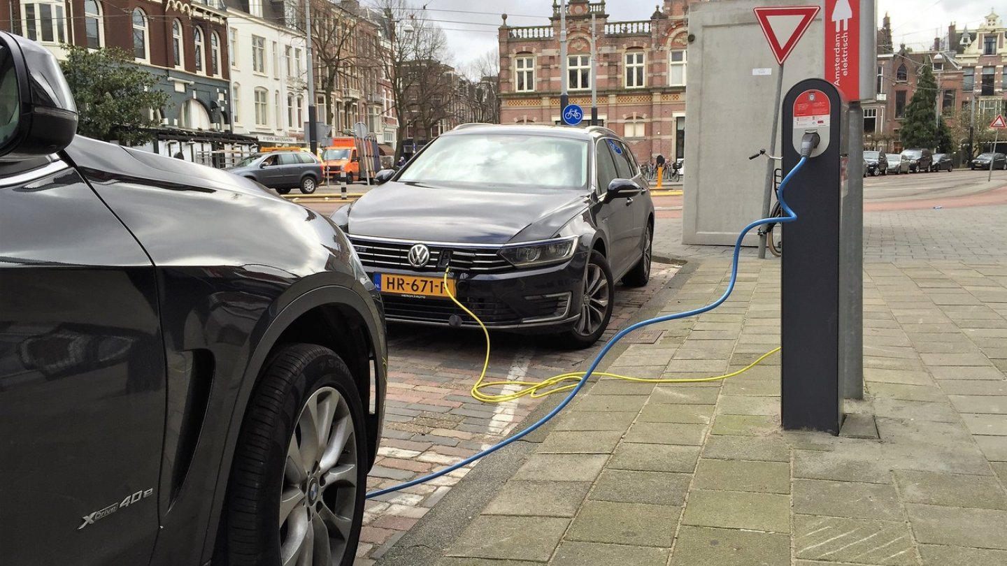 Eine ganz normale Straßenecke in Amsterdam. Es gibt Strom. Wie fast überall. Eine ganz normale Straßenecke in Amsterdam. Es gibt Strom. Wie fast überall.