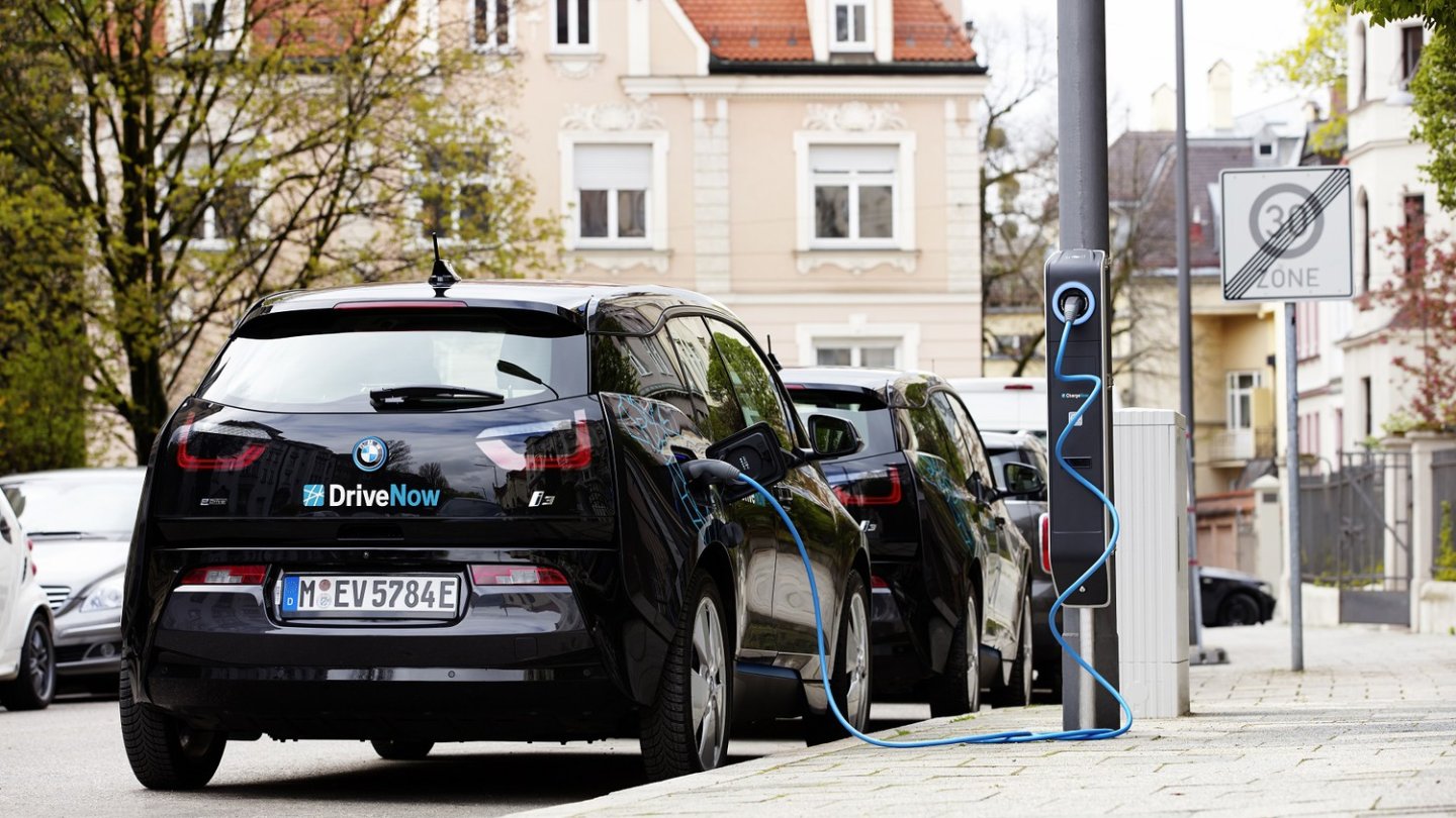 Schon auf dem Pressefoto wird klar: Das reicht nie! Ein Auto saugt Strom, für den zweiten i3 ist kein Stecker da. Schon auf dem Pressefoto wird klar: Das reicht nie! Ein Auto saugt Strom, für den zweiten i3 ist kein Stecker da.