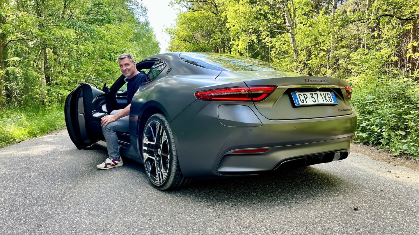 Die elegante Karosserie kommt ohne sichtbares Aerodynamik-Spoilerwerk aus. Die elegante Karosserie kommt ohne sichtbares Aerodynamik-Spoilerwerk aus.