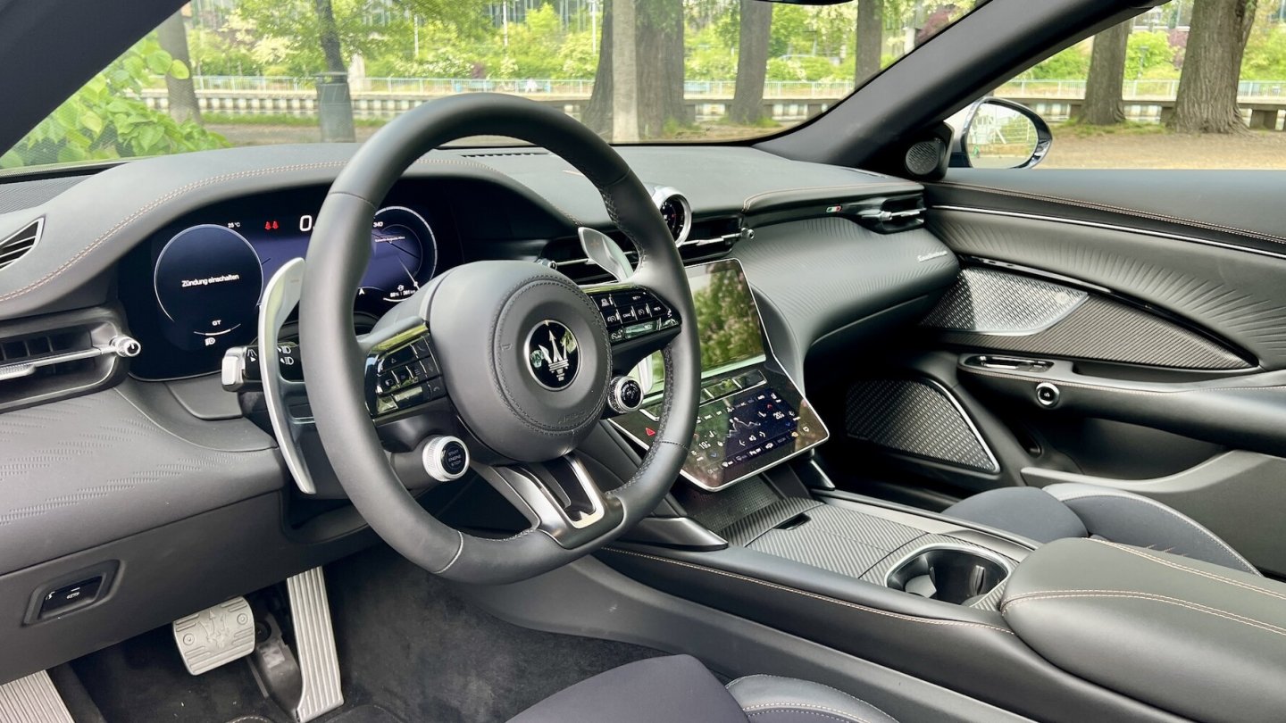 Das digitale Cockpit übernimmt der Folgore aus den Verbrenner-Modellen. Das digitale Cockpit übernimmt der Folgore aus den Verbrenner-Modellen.