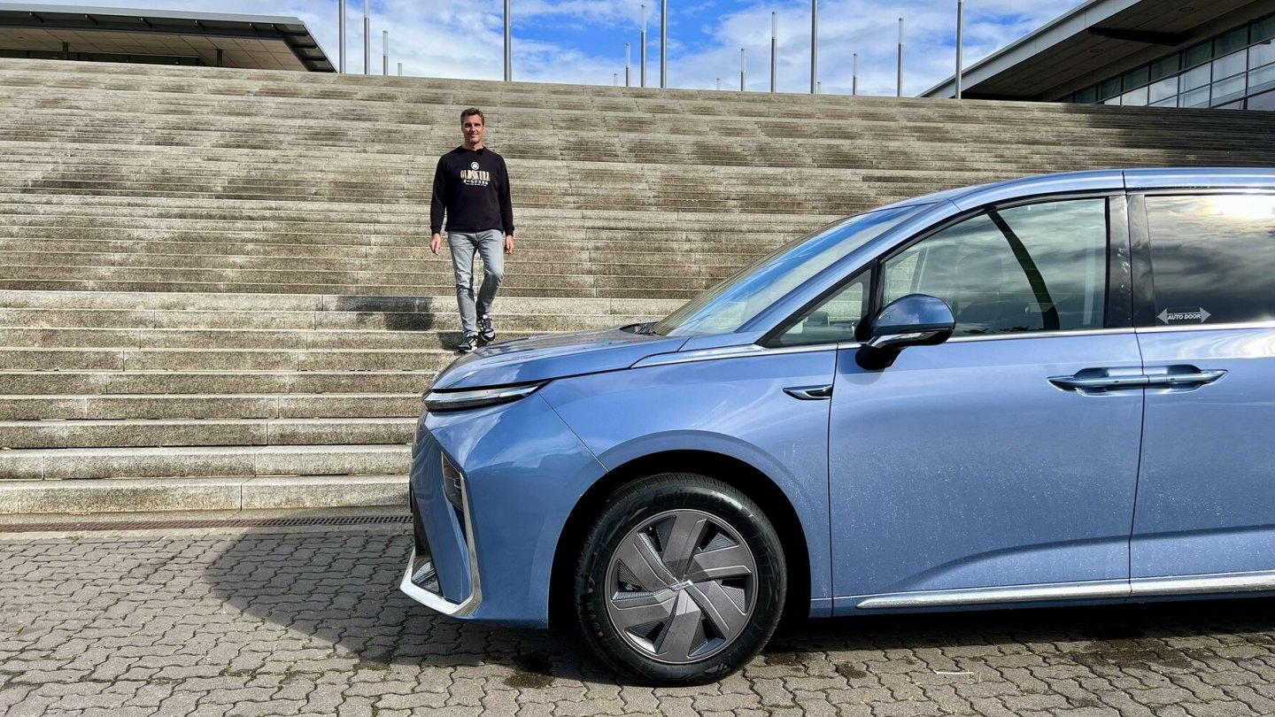 Überraschungsgast: Maxus bringt den MIFA 9 ab Frühjahr 2023 zu uns. Überraschungsgast: Maxus bringt den MIFA 9 ab Frühjahr 2023 zu uns.