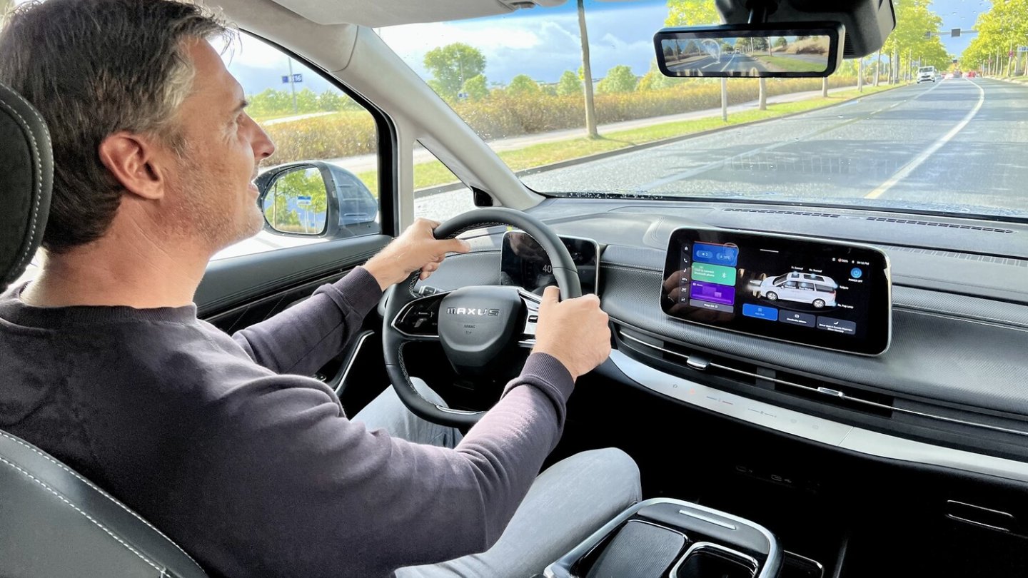 Das Fahrwerk bietet viel Komfort, der E-Antrieb bei nassem Untergrund Arbeit für die Traktionskontrolle. Das Fahrwerk bietet viel Komfort, der E-Antrieb bei nassem Untergrund Arbeit für die Traktionskontrolle.