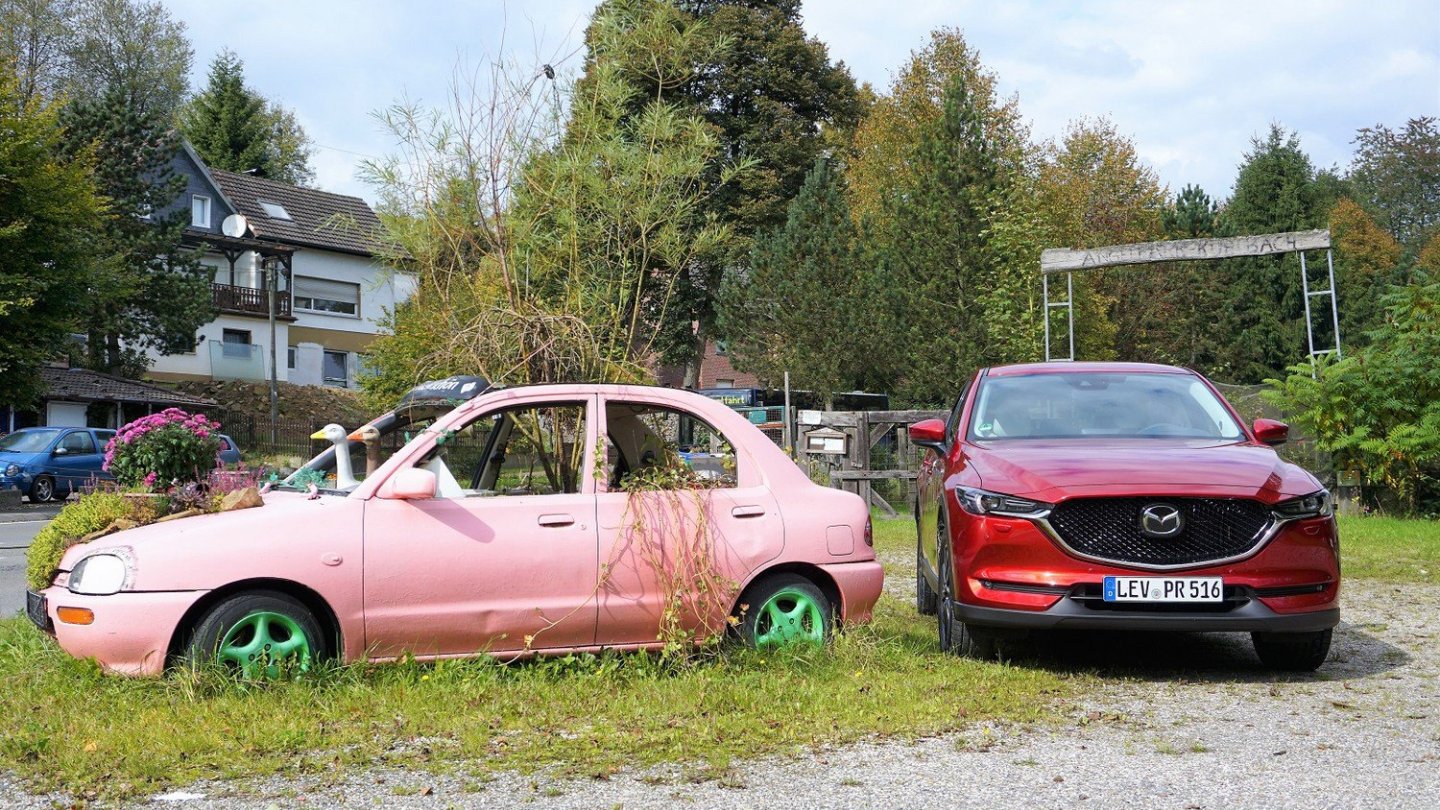 Auf der Testfahrt mit dem CX-5 entdeckten wir einen traurigen 121-Rest.