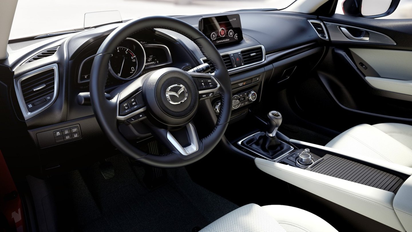 Im Innenraum addieren sich neue Stoffe, eine elektrisch Pakrbremse und ein verbessertes Head-up Display zum Facelift-Modell. Im Innenraum addieren sich neue Stoffe, eine elektrisch Pakrbremse und ein verbessertes Head-up Display zum Facelift-Modell.