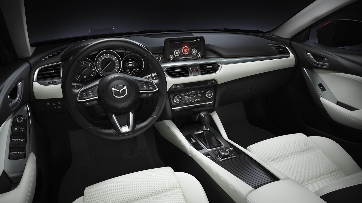 Im Cockpit gibt es geänderte Instrumente und Displays. Und beim Diesel mehr Ruhe. Im Cockpit gibt es geänderte Instrumente und Displays. Und beim Diesel mehr Ruhe.