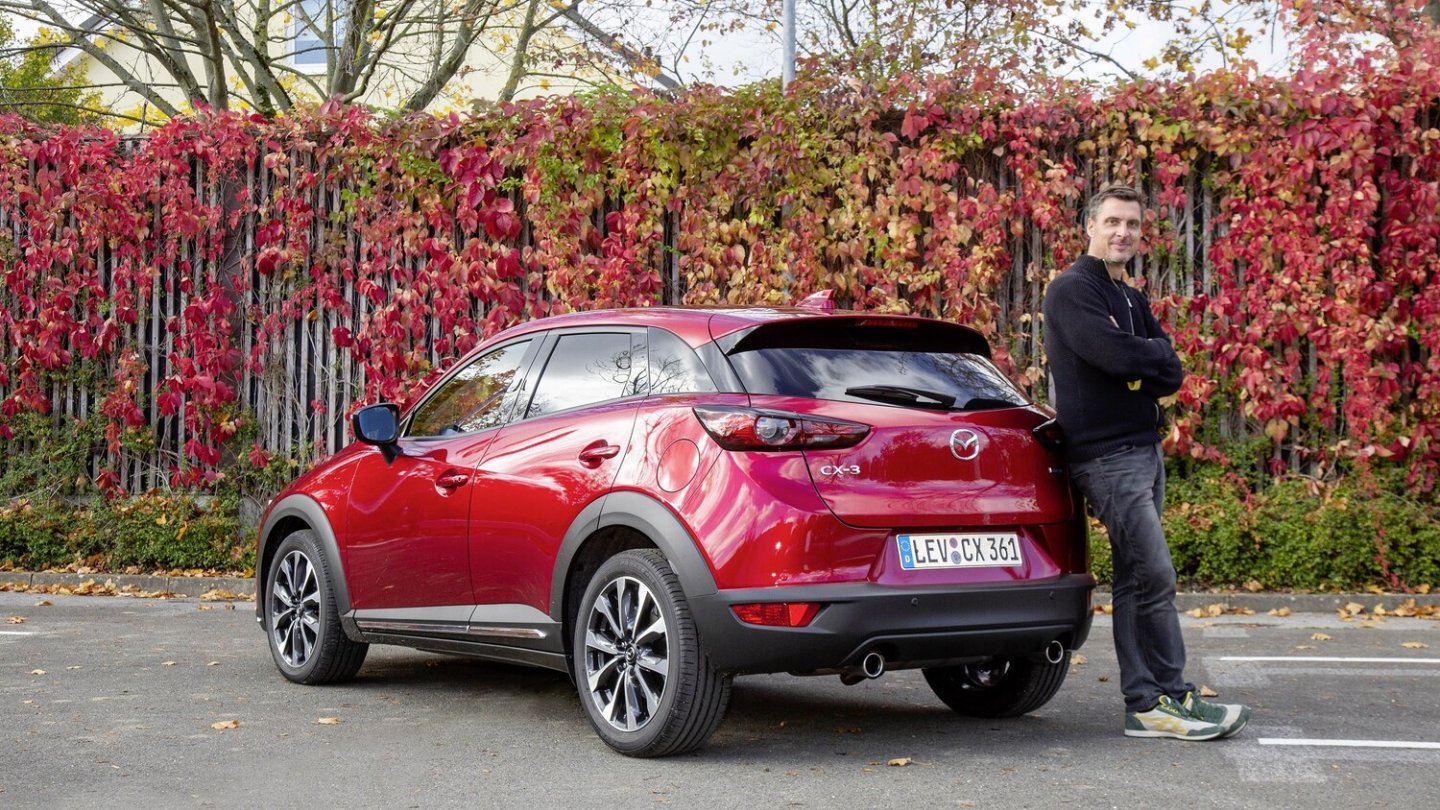Die Farbe Magma-Rot steht dem Mazda CX-3 weiterhin sehr gut. Die Farbe Magma-Rot steht dem Mazda CX-3 weiterhin sehr gut.