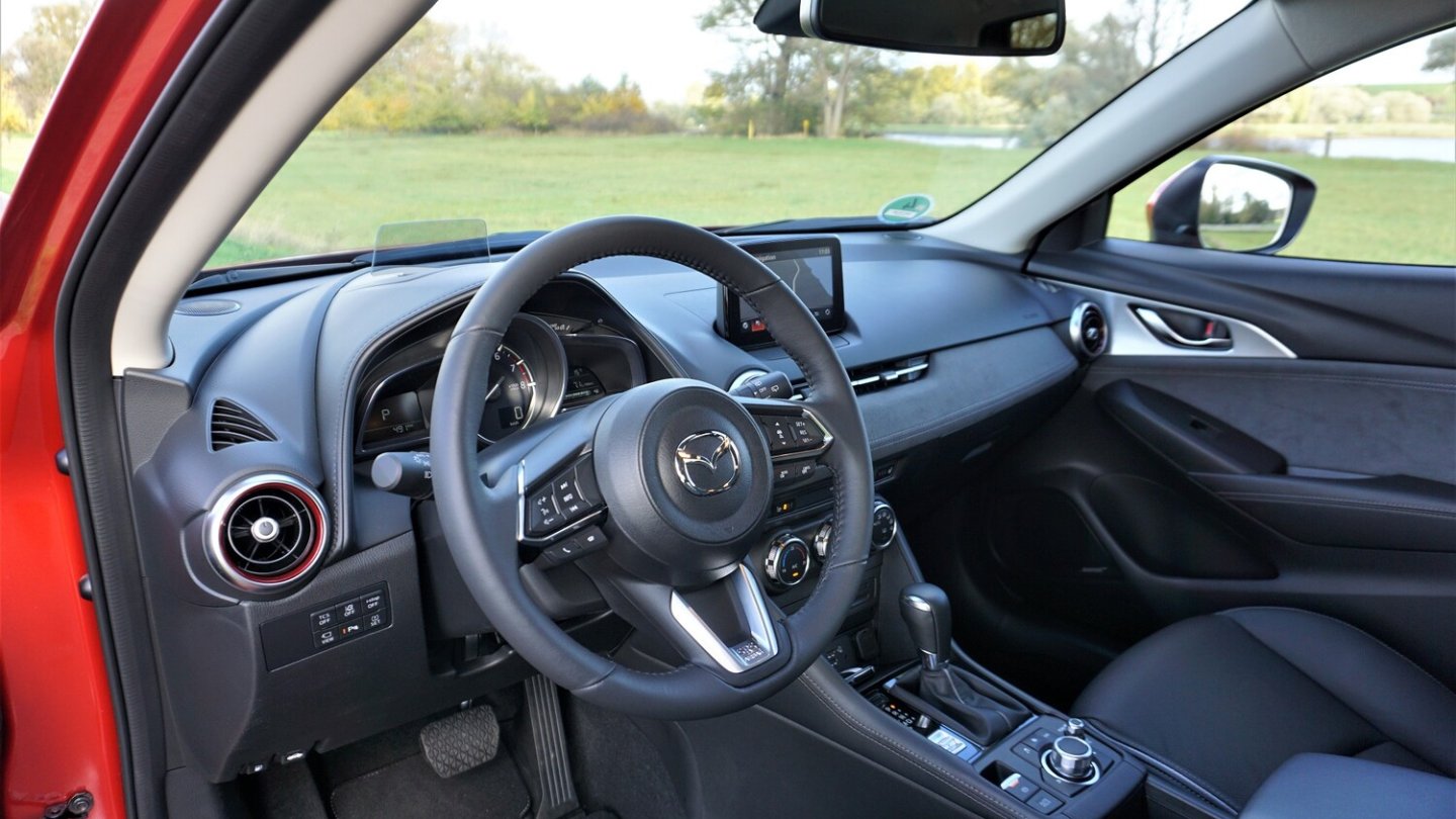 Bekannte Cockpit-Architektur im Mazda CX-3. Bekannte Cockpit-Architektur im Mazda CX-3.