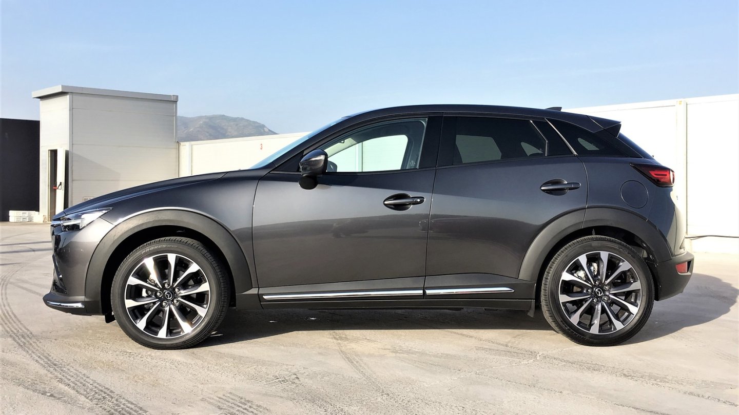 Matrixgrau, hier am 150 PS starken CX-3 mit Allrad, ist die zweite Sonderfarbe neben Magmarot. Matrixgrau, hier am 150 PS starken CX-3 mit Allrad, ist die zweite Sonderfarbe neben Magmarot.