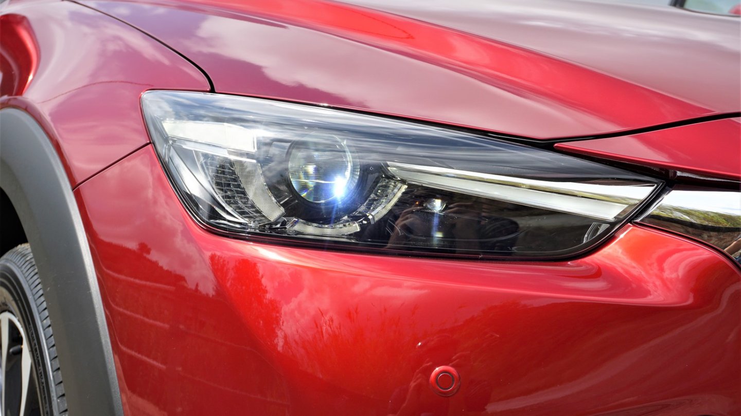 Der Mazda CX-3 Sports-Line fährt mit Matrix-LED-Scheinwerfern vor. Der Mazda CX-3 Sports-Line fährt mit Matrix-LED-Scheinwerfern vor.