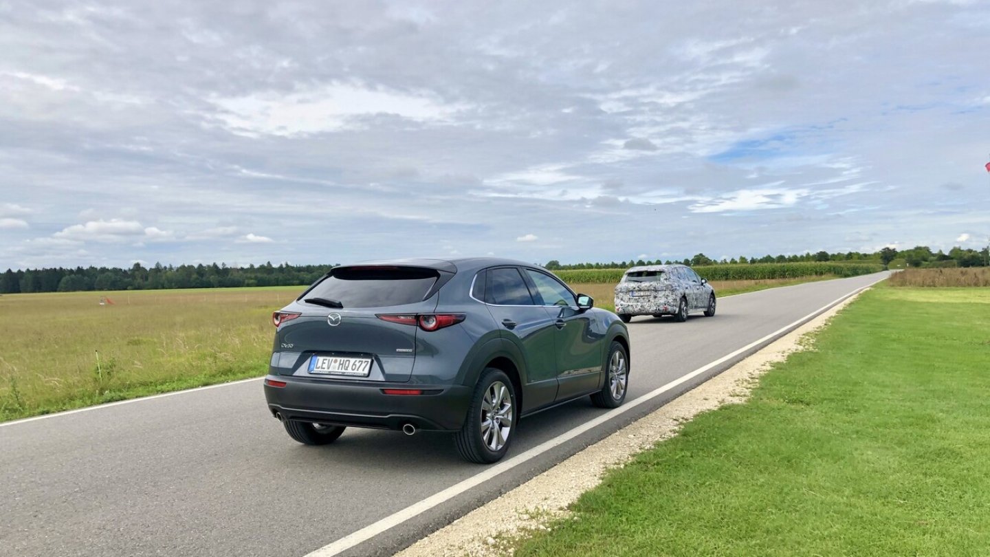 Ein Prototyp des kommenden BMW 2er Active Tourer crasht das Mazda-Foto. Ein Prototyp des kommenden BMW 2er Active Tourer crasht das Mazda-Foto.