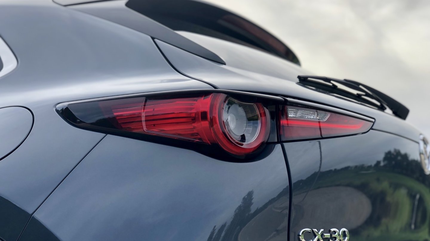 Eigenständiges Design der Heckleuchten am Mazda CX-30. Eigenständiges Design der Heckleuchten am Mazda CX-30.