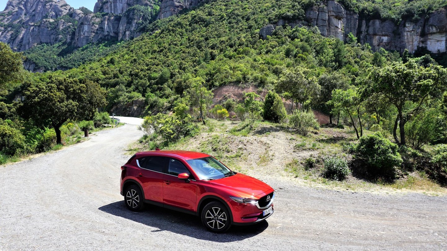 Überraschend: mit dem Mazda CX-5 wird man zum Kurvenjäger. Überraschend: mit dem Mazda CX-5 wird man zum Kurvenjäger.