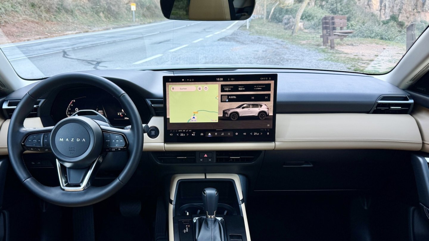 Ab Centre-Line ist das Head-up-Display serinmäßig. Nur im CX-5 Homura wächst der Touchscreen auf 15,6 Zoll.